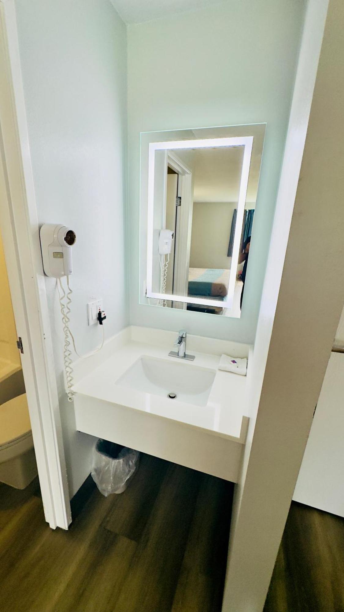 6 Mcgraw, Ny - Cortland Hotel 2*
